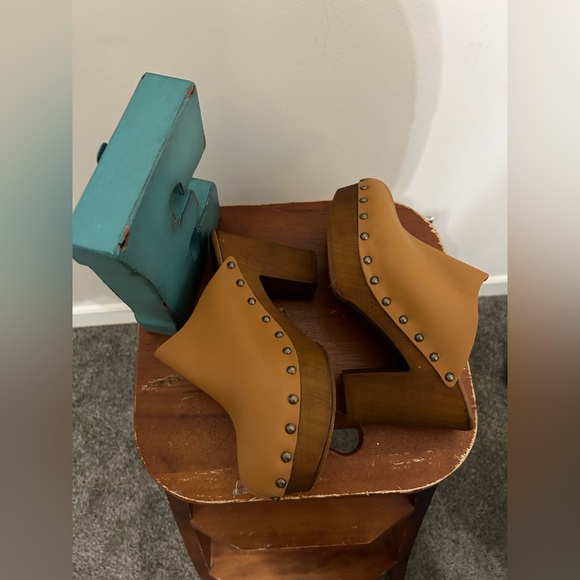 Anthropologie Seychelles Go All Out Clogs - Picture 7 of 14
